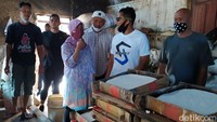 Sandiaga juga berbincang dengan perajin mengenai cara pembuatan tahu.