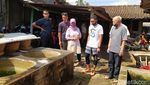 Momen Sandiaga Uno Kunjungi Pabrik Tahu di Magelang