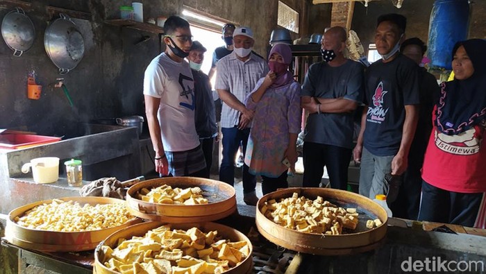 Sandiaga Uno Kunjungi Pabrik Tahu di Magelang Pengusaha nasional, Sandiaga Uno meninjau proses pembuatan tahu di Dusun Sawahan, Grabag, Grabag, Magelang, Jateng, Sabtu (15/8/2020). Sandi mengatakan, keberadaan UMKM sangat berpengaruh kepada perekonomian nasional.