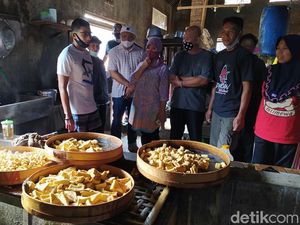 Momen Sandiaga Uno Kunjungi Pabrik Tahu di Magelang