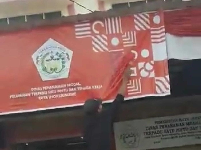 Screenshot viral video warga cat logo resmi HUT RI ke-75 (dok. Istimewa)