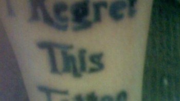 Dia sudah meramal kalau dia bakal menyesal dengan tato yang dia buat. Foto: via Daily Forest