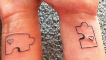 Mungkin waktu menunjukkan gambarnya ke seniman tato puzzlenya terbalik, jadinya begini deh. Foto: via Daily Forest