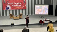 Devie menyampaikan bahwa di tengah-tengah pandemi corona, ada tantangan virus lain seperti infodemik, yaitu penyebaran berita-berita bohong yang dapat mendorong masyarakat berperilaku beresiko, menurunkan kepercayaan kepada otoritas kesehatan, dan juga membuat masyarakat menjadi terlalu percaya diri.