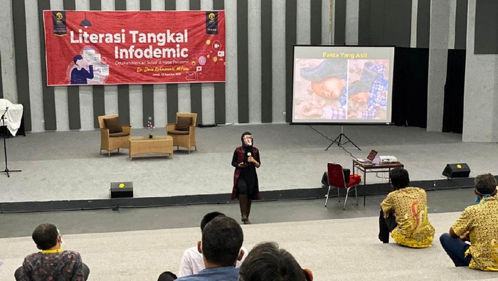 UI Gelar Literasi Tangkal Infodemik Peneliti dan pengajar di Program Vokasi UI Devie Rahmawati menggelar 'Literasi Tangkal Infodemik: Gerakan Mencari Solusi di Tengah Pandemik'. Kegiatan ini diikuti 40 peserta.