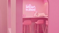 Kafe ini terdiri dari beberapa ruangan kecil yang menggemaskan. Intip saja nih ruangan ngopi yang dihiasi dengan neon lights dan boneka Unicorn. Foto: Instagram @uniqorn.tw