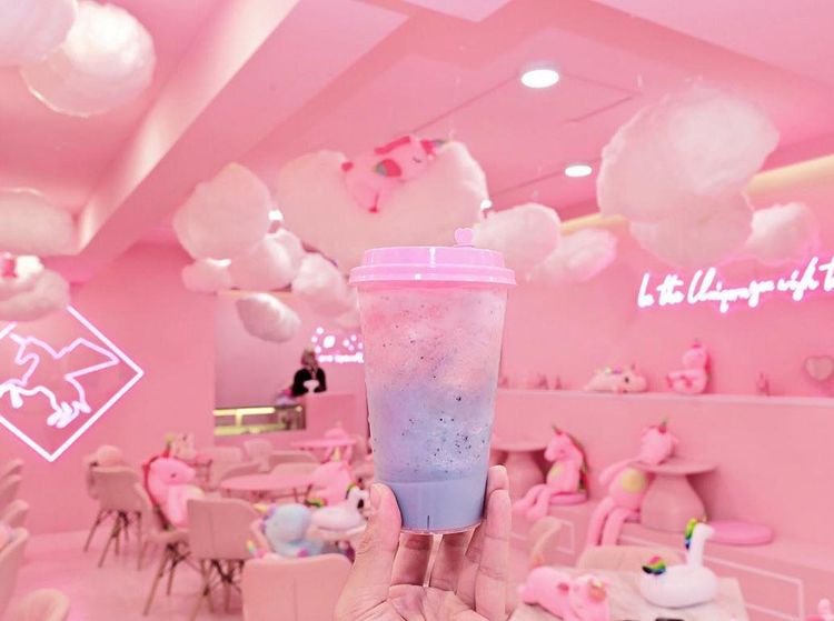 Gemas! Di Kafe Ini Bisa Nongkrong Sambil Berenang di Kolam Unicorn