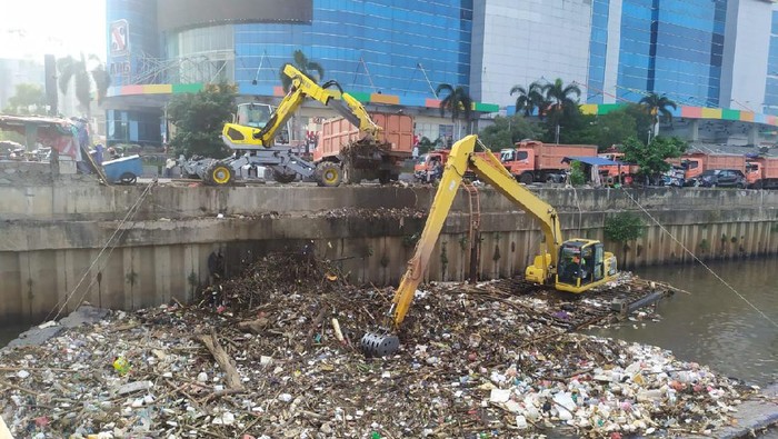 UPK Badan Air angkut 121 ton sampah di kali BKB Season City Jakbar (dok. UPK Badan Air)