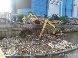 121 Ton Sampah Diangkut dari Kali BKB Season City, Ada Sofa-Bambu
