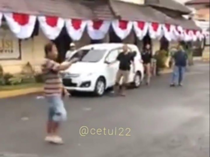 viral pria bawa parang di polres jember