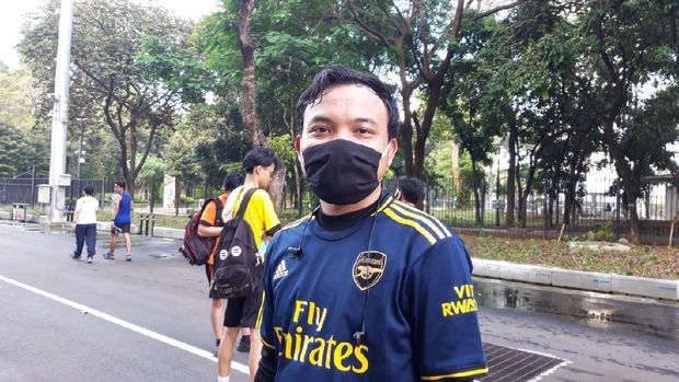 Warga yang berolahraga di GBK
