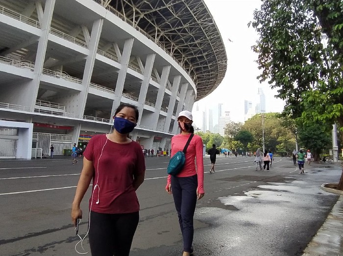 Warga yang berolahraga di GBK