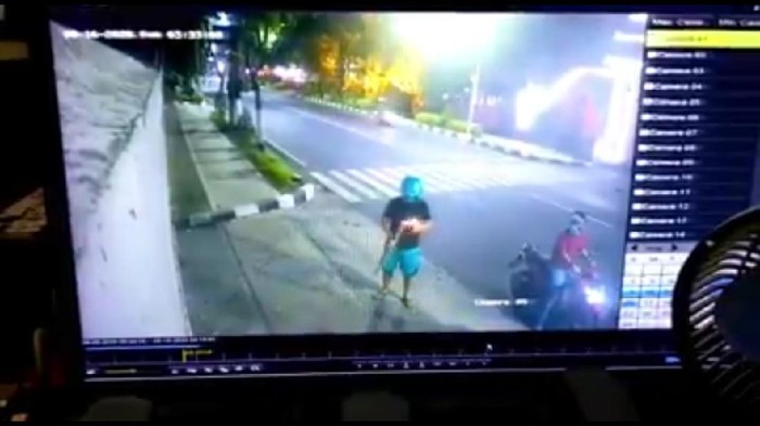 Aksi Pelaku Teror Petasan Rumah Bupati Kediri Terekam CCTV