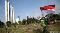 Bendera Merah Putih tersebut tampak diikat dengan tali ke bagian mesin pemotong rumput.