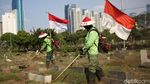 Aksi Petugas Bersihkan TPU Karet Bivak Sambil Bawa Bendera