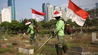 Selain membawa bendera Merah Putih, para petugas juga tampak mengenakan topi caping yang dihias dengan warna merah dan putih dan bertuliskan HUT RI ke-75.  