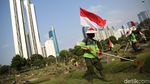 Aksi Petugas Bersihkan TPU Karet Bivak Sambil Bawa Bendera