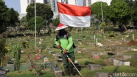 Aksi bersih-bersih TPU Karet Bivak sembari membawa bendera Merah Putih tersebut diketahui merupakan inisiatif para petugas guna memeriahkan Hari Ulang Tahun Republik Indonesia ke 75. 