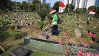 Seorang petugas PJLP Pertamanan dan Hutan Kota Jakarta Pusat sedang memotong rumput di kawasan TPU Karet Bivak, Jakarta, Minggu (16/8/2020).
