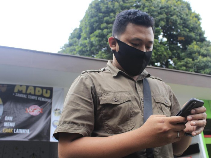 Anggota Kodam III Siliwangi tengah menggunakan aplikasi SPIT.