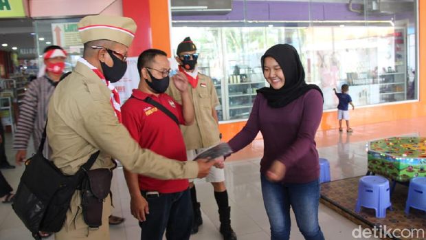 Anggota Kodim Blora berseragam ala pejuang kemerdekaan memperingati HUT ke-75 RI, Minggu (16/8/2020).
