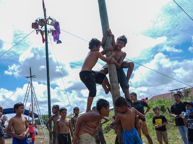 Foto: Fakta tentang Panjat Pinang, Lomba Wajib di Kegiatan 17-an