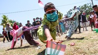 Tak hanya di Palangkaraya, lomba 17-an juga digelar di kawasan Lhokseumawe, Aceh. Sejumlah anak pengungsi etnis Rohingya pun ikut serta dalam lomba tersebut. ANTARA FOTO/Rahmad.
