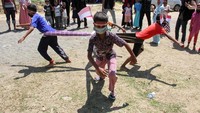Salah satu lomba yang diselenggarakan untuk menyambut HUT RI ke-75 itu adalah lompat tarik sarung. ANTARA FOTO/Rahmad.