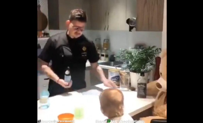 bartender buatkan susu untuk bayi