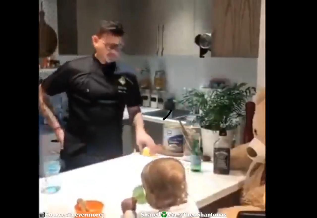 bartender buatkan susu untuk bayi
