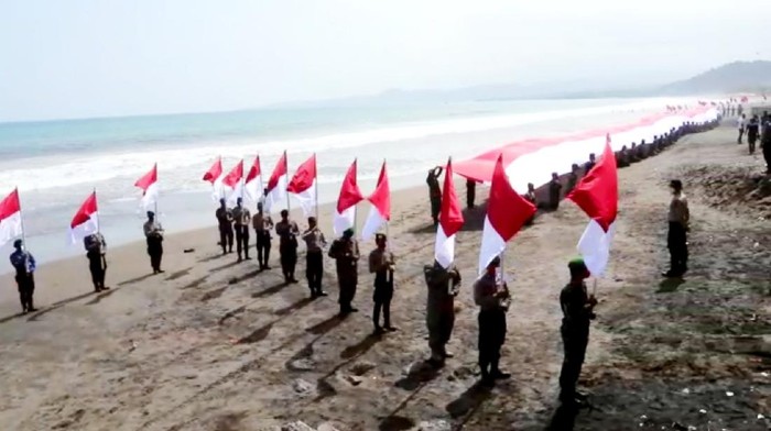 Bendera sepanjang 75 meter dibentangkan di Kabupaten Sukabumi.