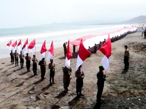 Video Bendera Merah Putih Sepanjang 75 Meter Dibentangkan