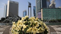 Bunga berwarna putih tampak menghiasi kawasan Bundaran Hotel Indonesia (HI), Jakarta, Minggu (16/8/2020).