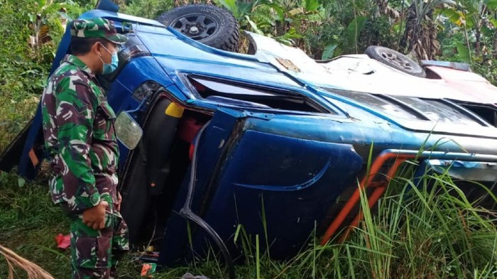 Elf di Sukabumi mengalami kecelakaan hingga masuk jurang sedalam kurang lebih 50 meter.