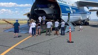 Helikopter buatan Boeing ini didatangkan langsung dari Amerika Serikat menggunakan pesawat kargo buatan Rusia, Antonov An-124. Foto: Instagram @alliancecargoexpress