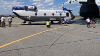 Helikopter Chinook yang sudah dilengkapi label dan logo BNPB itu terlihat sudah dilucuti kedua baling-balingnya, sehingga bisa masuk ke tubuh pesawat yang pernah menyandang status pesawat terbesar di dunia itu. Foto: Instagram @alliancecargoexpress