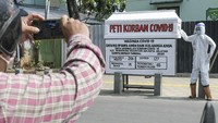 Kehadiran replika peti mati tersebut menarik perhatian warga sekitar. Tak sedikit warga yang memotret replika peti mati dengan petugas yang menggunakan APD di kawasan Kemang, Jakarta.