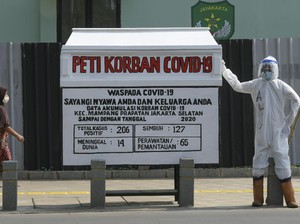 Warga Merinding Lihat Replika Peti Mati COVID-19 di Kemang Jaksel