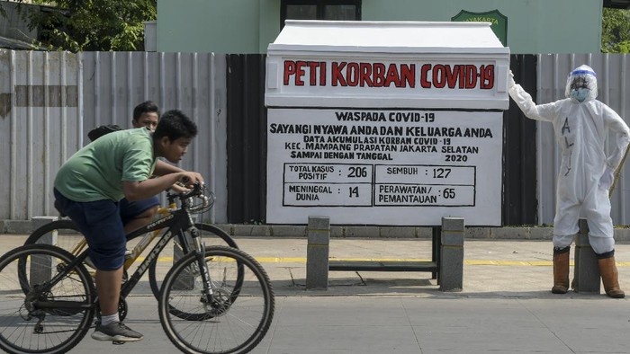 Ingatkan Bahaya COVID-19, Replika Peti Mati Mejeng di Kemang Replika peti mati terlihat di kawasan Kemang, Jakarta. Keberadaan replika peti mati tersebut untuk mengingatkan warga akan bahaya COVID-19.