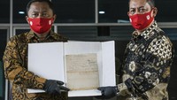 Diketahui, naskah asli Teks Proklamasi tulisan tangan Sang Proklamator, Ir Soekarno, akan dihadirkan pada Upacara Peringatan Detik-Detik Proklamasi Kemerdekaan Republik Indonesia. Upacara itu akan digelar di Istana Merdeka pada 17 Agustus 2020 besok.