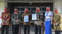 Proses serah terima dilakukan oleh Direktur Preservasi, Deputi Konservasi Arsip ANRI, Kandar, kepada Kepala Biro Umum, Deputi Bidang Administrasi dan Pengelolaan Istana Sekretariat Presiden, Yudhi Wijayanto. Serah terima ini turut disaksikan oleh di antaranya Plt Kepala ANRI Taufik, Deputi Bidang Administrasi dan Pengelolaan Istana Sekretariat Presiden Rika Kiswardani, dan Plt Deputi Konservasi Arsip ANRI Multi Siswati. Dokumen bersejarah tersebut selanjutnya akan diserahkan kembali kepada ANRI pada 18 Agustus 2020 mendatang. Hal itu guna mendapatkan penyimpanan dan perawatan terbaik.