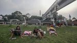 Jalur Puncak Padat, Begini Cara Wisatawan Menunggu Kemacetan Reda