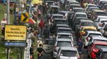 Jalur Puncak Padat, Begini Cara Wisatawan Menunggu Kemacetan Reda