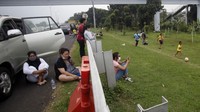 Tak sedikit warga yang keluar dari kendaraannya sembari menunggu kemacetan reda akibat buka tutup jalan Puncak, Gadog, Kabupaten Bogor, Jawa Barat.