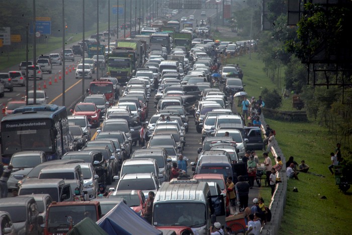 Kepadatan terlihat di jalur puncak Bogor saat masa libur panjang. Tak sedikit wisatawan yang memilih keluar dari kendaraannya sembari menunggu kemacetan reda.