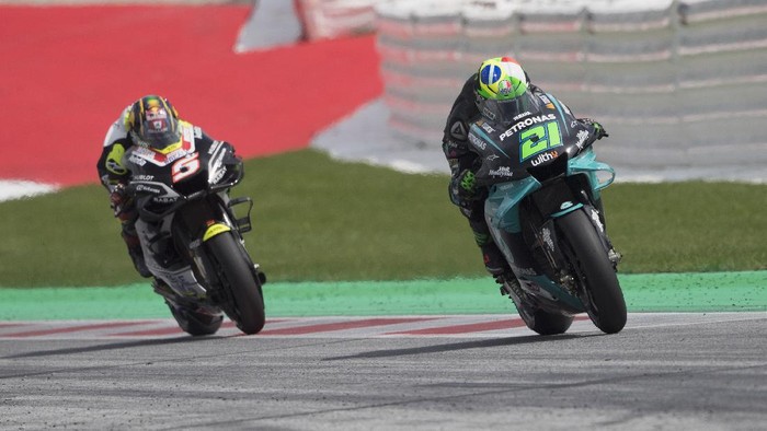 SPIELBERG, AUSTRIA - AUGUST 15:  Franco Morbidelli of Italy and Petronas Yamaha SRT  leads Johann Zarco of France and Reale Avintia Racing  during the MotoGP Of Austria - Qualifying at Red Bull Ring on August 15, 2020 in Spielberg, Austria. (Photo by Mirco Lazzari gp/Getty Images)