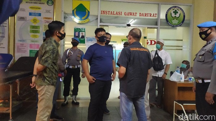 Kapolres Cianjur AKBP Moch Rifai datangi IGD RSUD Sayang cek anggotanya yang jadi korban pembacokan geng motor.
