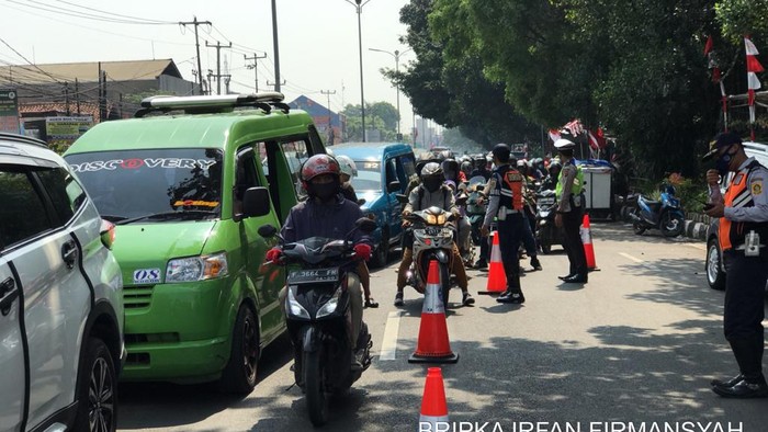 Kemacetan di jalur Puncak, Bogor, Minggu (16/8).