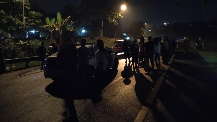 Kondisi kendaraan saat tertahan di pintu tol Ciawi karena lalu linta Puncak Bogor ditutup.
