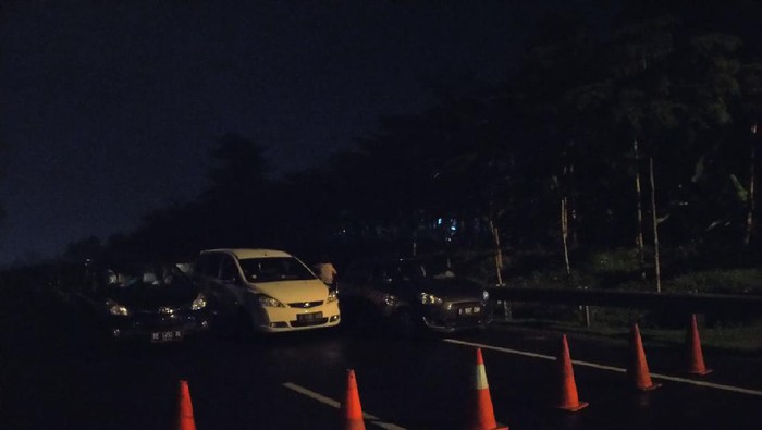 Kondisi kendaraan saat tertahan di pintu tol Ciawi karena lalu linta Puncak Bogor ditutup.